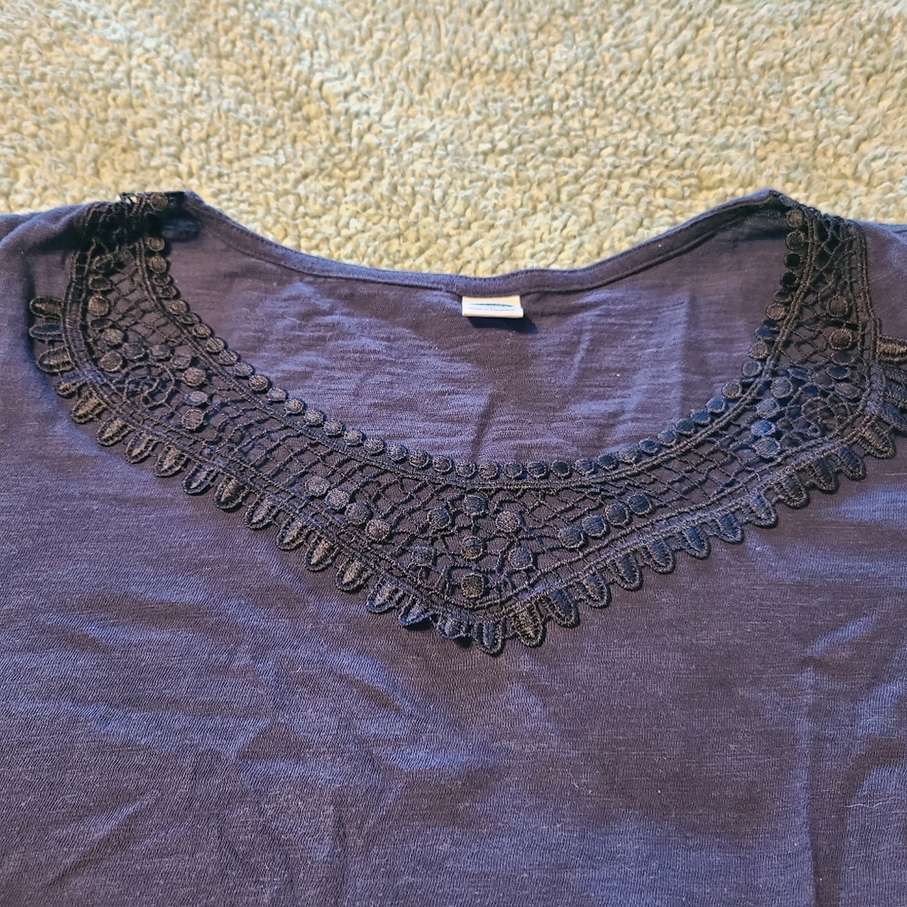 Old Navy basic tee - Picture 2 of 2